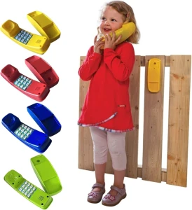 Zabawki ogrodowe dla dzieci. Akcesoria do placu zabaw. Telefon . kolory i dziewczynka z telefonem