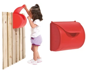 Zabawki ogrodowe dla dzieci. Akcesoria do placu zabaw. Skrzynka na listy czerwona.