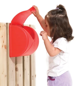 Zabawki ogrodowe dla dzieci. Akcesoria do placu zabaw. Skrzynka na listy czerwona.