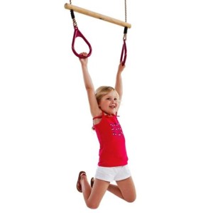 Drewniany trapez z plastikowymi obręczami na plac zabaw dla dzieci